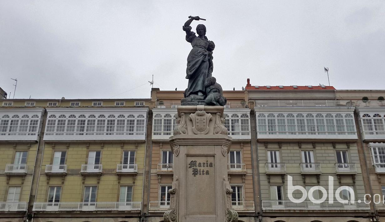 Patung Maria Pita yang terletak di tengah kota menjadi salah satu tujuan wisatawan yang hendak berkunjung ke kota La Coruna. (Bola.com/Okky Herman Dilaga)