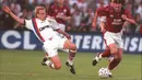 Jurgen Klinsmann (kiri) merupakan salah satu penyerang terbaik Timnas Jerman. Pada tahun 1994, ia juga mampu tampil impresif bersama klubnya, Tottenham Hotspur dengan mencetak 38 gol dan 15 assists dari 66 penampilan. Hal tersebut lantas membuat sang raksasa Jerman, Bayern Munchen tertarik untuk memboyongnya. Klinsmann akhirnya ditebus seharga 1,4 juta euro dan berhasil membawa trofi Liga Europa dan Bundesliga. Ia juga mampu mencatatkan 48 gol dari 83 penampilan untuk The Bavarian. (AFP/Olivier Morin)