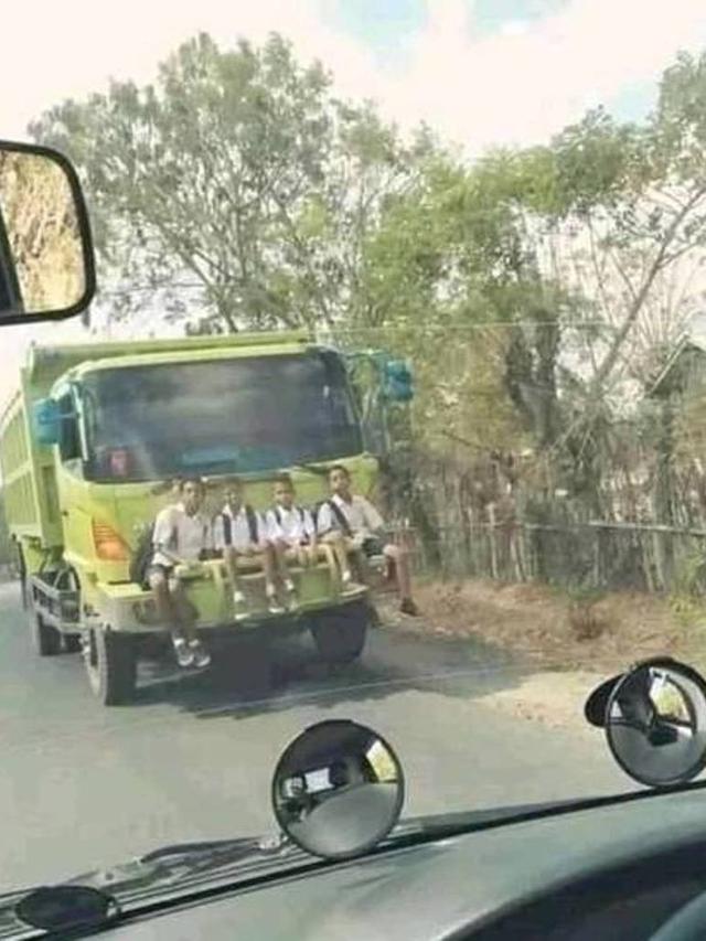 Terlalu Santai, 7 Cara Orang Naik Kendaraan Ini Bikin Elus Dada