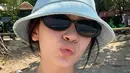 Frecklesnya terlihat, Richelle Skornicki tetap cantik. Tampil santai dengan baju kaus putih dan bucket hat warna putih, penampilan Richelle tetap stylish. Kacamata hitam yang dikenakannya, mendukung penampilannya jadi makin menarik. Sejak kemunculannya di industri hiburan, Richelle yang tak kalah memesona dari Sandrinna langsung mencuri perhatian. (Liputan6.com/IG/@soursallyyyuu)