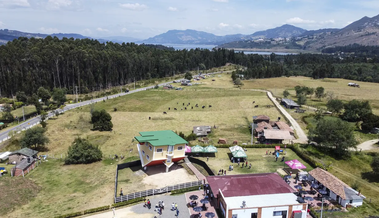 Pandangan umum menunjukkan rumah terbalik, di Guatavita, dekat Bogota, pada 29 Januari 2022. Usai peresmiannya, rumah terbalik telah menarik ratusan turis dalam waktu kurang dari sebulan. (Juan BARRETO / AFP)