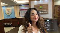 Dewi Perssik bergerak cepat menyisir nama-nama akun yang meresahkan dirinya. "Saya nggak tahu namanya (terduga pelaku penghinaan) itu siapa. Ada beberapa akun, cuma saya tulis nama akunnya saja. Saya tidak tahu orang itu," sambungnya. (ist - Munady Widjaja)