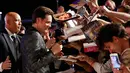 Aktor Jim Carrey memberi tanda tangan kepada penggemarnya saat menghadiri pemutaran film 'Jim and Andy: The Great Beyond' selama Festival Film Venice ke-74 di Venesia, Italia, (5/9). (AFP Photo/Domenico Stinellis)
