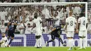 Striker Real Sociedad, Ander Barrenetxea (ketiga kanan) mencetak gol ke gawang Real Madrid pada laga pekan kelima Liga Spanyol 2023/2024 di Santiago Bernabéu Stadium, Madrid, Senin (18/9/2023) dini hari WIB. (AP Photo/Jose Breton)