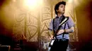 Aksi vokalis Green Day, Billie Joe Armstrong saat konser di Hollywood Palladium, AS (17/10). Band beranggotakan Billie Joe Armstrong, Mike Dirnt dan Tré Cool ini baru saja merilis album terbarunya Revolution Radio pada 7 Oktober. (AFP Photo/Kevin Winter)