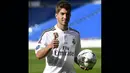 Pemain anyar Real Madrid, Lucas Silva, tak sungkan mengakui bahwa dirinya mengidolakan Cristiano Ronaldo, Madrid, Senin (26/1/2015). (AFP Photo/Pierre P Marcao)
