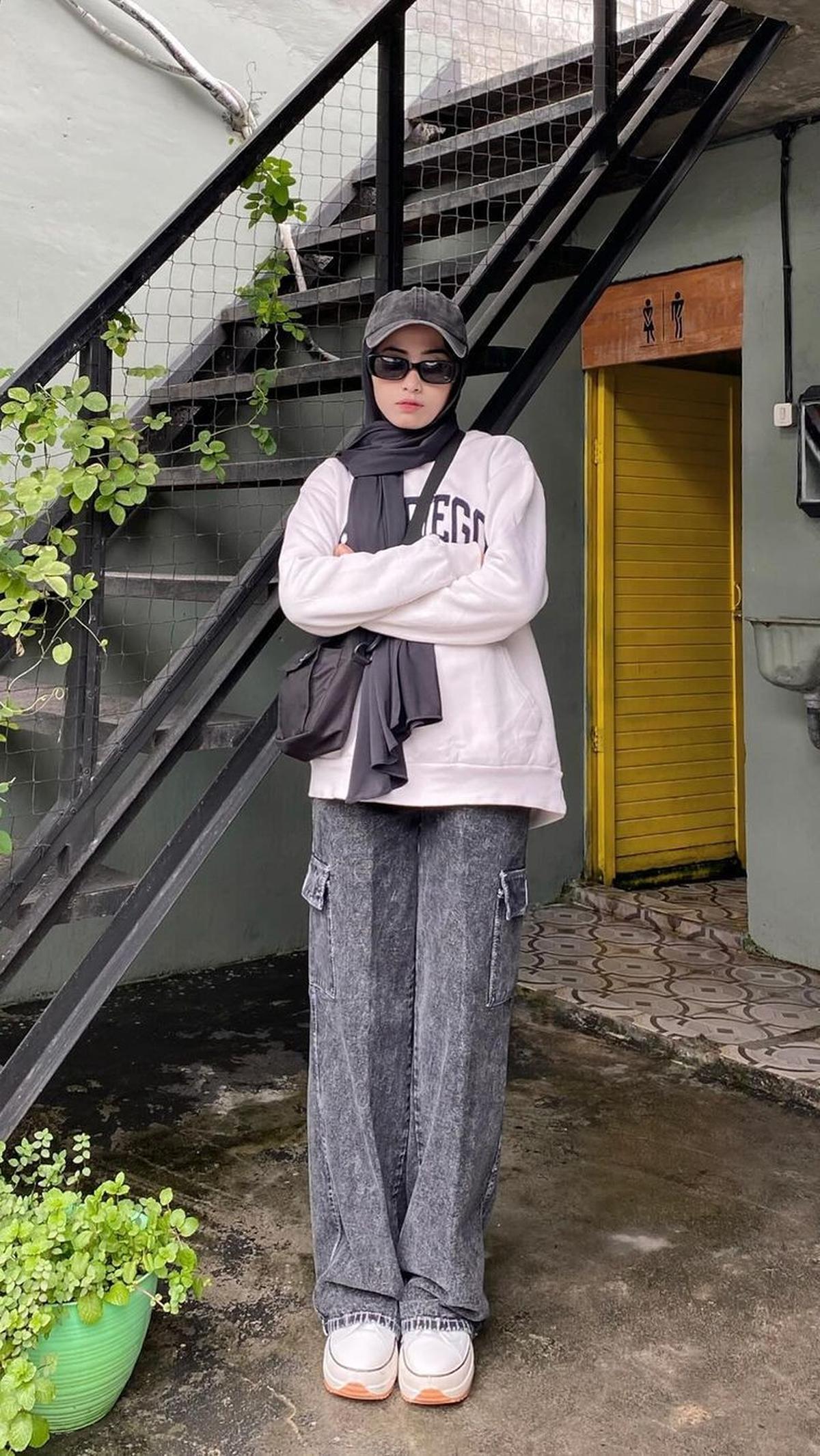 <b>Sweater Dipadukan dengan Celana Kargo</b>