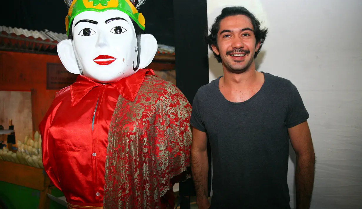 Seperti diketahui, Benyamin merupakan sosok seniman legendaris dari Betawi. Selain jago dalam akting, juga mampu bernyanyi dengan gaya kocak. (Nurwahyunan/Bintang.com)