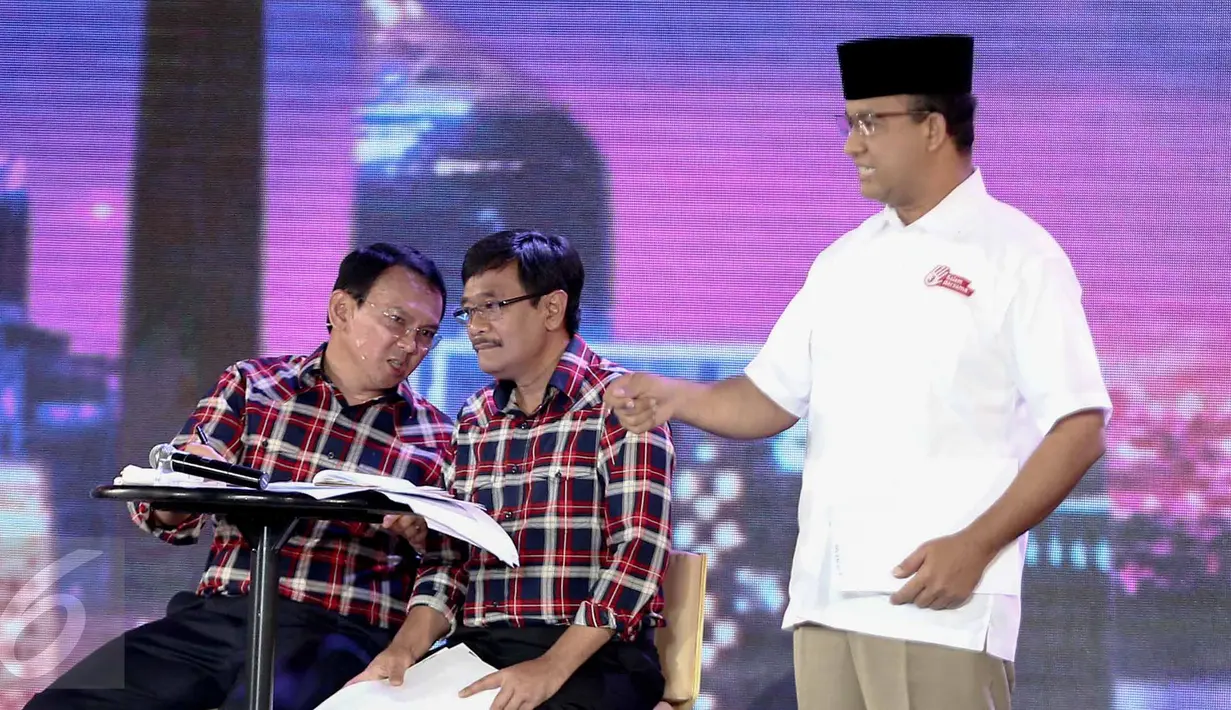 Ahok dan Djarot terlihat berdiskusi saat Anies Baswedan memberikan pemaparan terkait persoalan disabilitas saat debat final cagub DKI di Hotel Bidakara, Jakarta, Jumat (10/2). (Liputan6.com/Faizal Fanani)