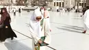 Terlihat beberapa foto di akun Instagram, Niki sangat memesona dengan balutan hijabnya. Niki terlihat begitu cantik dan santun. Bahkan, terlihat juga Niki menggunakan niqab atau cadar saat di Mekkah. (Instagram)