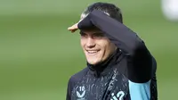 Pemain Bayer Leverkusen, Florian Wirtz, tersenyum saat sesi latihan jelang laga melawan AC Milan pada laga Liga Champions. (AP Photo/Martin Meissner)