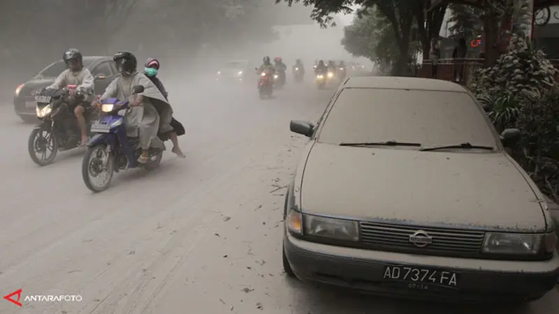 abu-gunung-kelud-5-140214c.jpg