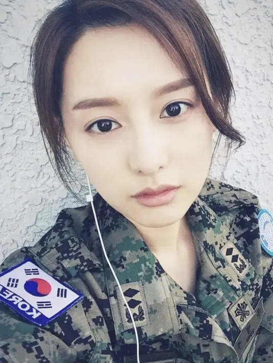 Kim Ji Won menampilkan karakter yang penuh keberanian dan semangat yang melekat pada sosok seorang tentara saat berseragam.  [Foto: Instagram/ geewonii]