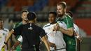 Gelandang PS Sleman, Maslac Mario (kanan) melerai gelandang Persebaya Surabaya, Ricky R Kambuaya (tengah) saat memprotes hasil keputusan wasit dalam laga Grup C Piala Menpora 2021 di Stadion Si Jalak Harupat, Bandung, Rabu (7/4/2021). PS Sleman menang 1-0 atas Persebaya. (Bola.com/Ikhwan Yanuar)
