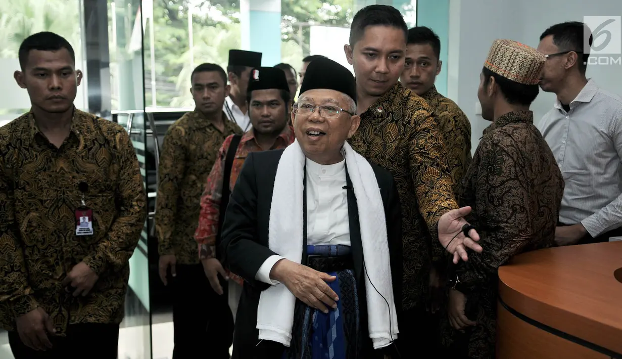 Calon Wakil Presiden dari nomor urut 01 KH Ma'ruf Amin saat tiba di Kantor Majelis Ulama Indonesia (MUI), Jakarta, Selasa (13/11). Kedatangan Ma'ruf Amin untuk memimpin rapat rutin bersama petinggi dan anggota MUI. (Merdeka.com/Iqbal S. Nugroho)
