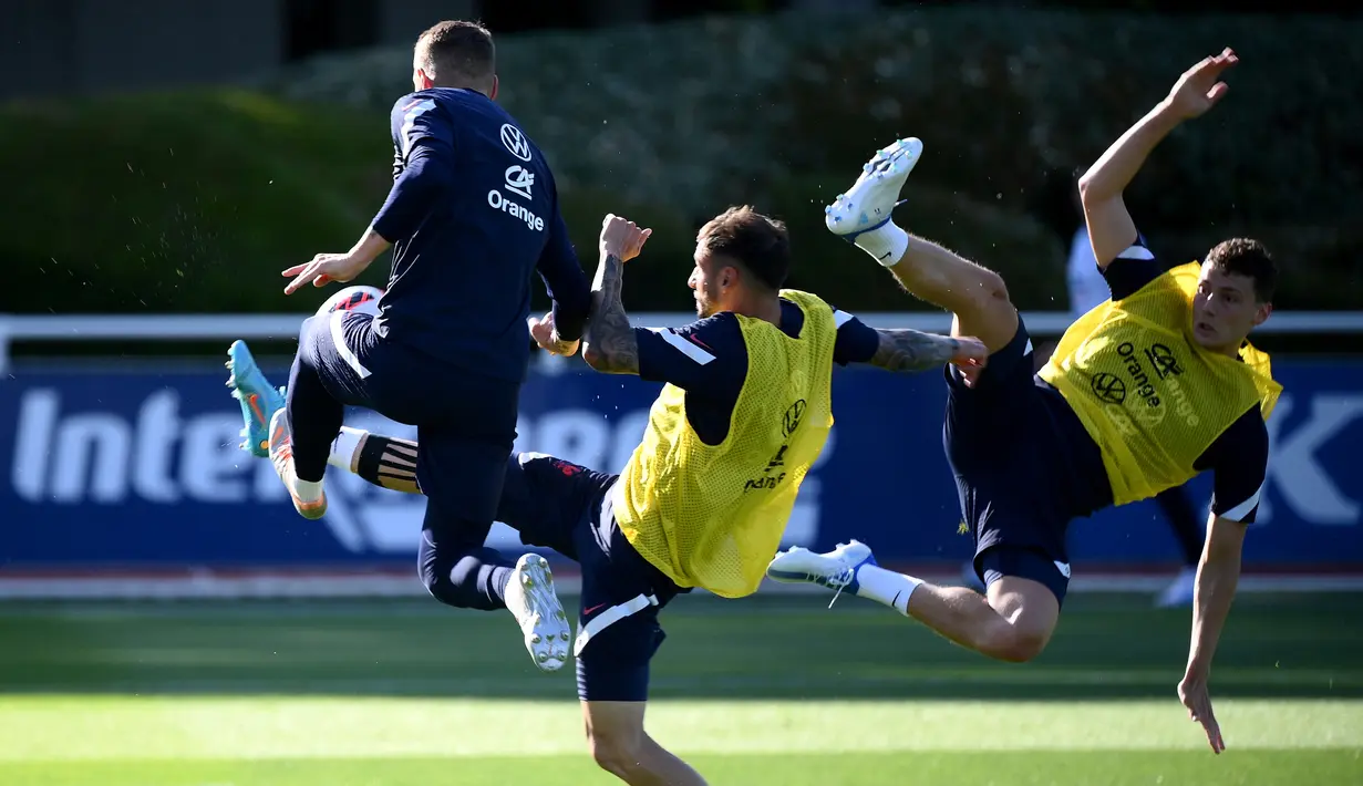 <p>Bek Prancis Luca Digne (kiri) menendang bola di sebelah Jonathan Clauss dan Bejamin Pavard selama sesi latihan sebagai bagian dari persiapan tim untuk UEFA Nations League 2022-2023 di Clairefontaine-en-Yvelines, Senin (30/5/2022). Prancis yang menjuarai Nations League tahun lalu akan menjamu Denmark di Stade de France pada Sabtu, 4 Juni 2022 dini hari WIB. (FRANCK FIFE/AFP)</p>