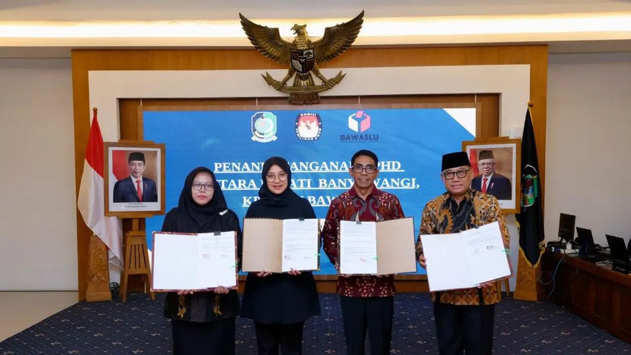 Penandatangan NPHD dilakukan oleh Bupati Banyuwangi Ipuk Fiestiandani (tengah); Ketua Komisi Pemilihan Umum (KPU) Banyuwangi, Dwi Anggraini Rahman; Kepala Badan Pengawas Pemilu (Bawaslu), Adrianus Yansen Pale (Istimewa)