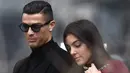 Georgina Rodriguez saat mendampingi Cristiano Ronaldo usai sidang terkait pajak di Madrid pada Januari 2019. (AFP/Oscar Del Pozo)
