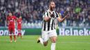 Pemain Juventus, Gonzalo Higuain merayakan golnya saat melawan Olympiakos pada laga grup D Liga Champions di Allianz stadium, Turin, (27/9/2017). Juventus menang 2-0. (Alessandro Di Marco/ANSA via AP)