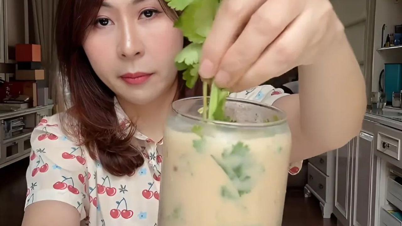 Selain daun bawang, kopi daun ketumbar juga ramai menjadi perbincangan karena perpaduan yang aneh dan nyeleneh.