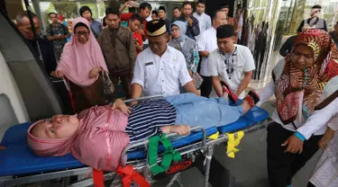 Orang tua wali murid dibawa dengan mobil ambulans karena pendarahan saat protes terkait situs Penerimaan Peserta Didik Baru (PPDB) yang eror di Gedung Balaikota Tangerang Selata, Jumat (13/07). (Merdeka.com/Arie Basuki)