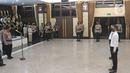 Kapolri Listyo Sigit Prabowo (kiri) memimpin pelantikan mantan penyidik KPK Novel Baswedan bersama sejumlah mantan pegawai KPK di Mabes Polri, Jakarta, Kamis (9/12/2021). Sebanyak 44 mantan pegawai KPK mengikuti pelantikan menjadi Aparatur Sipil Negara (ASN) Polri. (Liputan6.com/Herman Zakharia)