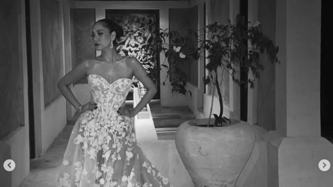 Desainer Ungkap Bunga-Bunga di Gaun Pengantin BCL Disulam dengan Tangan