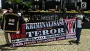Aktivis dari Suara Pemuda Anti Korupsi (Speak) Jambi menggelar aksi solidaritas di Gedung KPK, Jakarta, Senin (11/2). Mereka meminta para penyidik KPK untuk tidak gentar terhadap kasus teror yang menimpa Novel Baswedan dan Gilang (Merdeka.com/Dwi Narwoko)