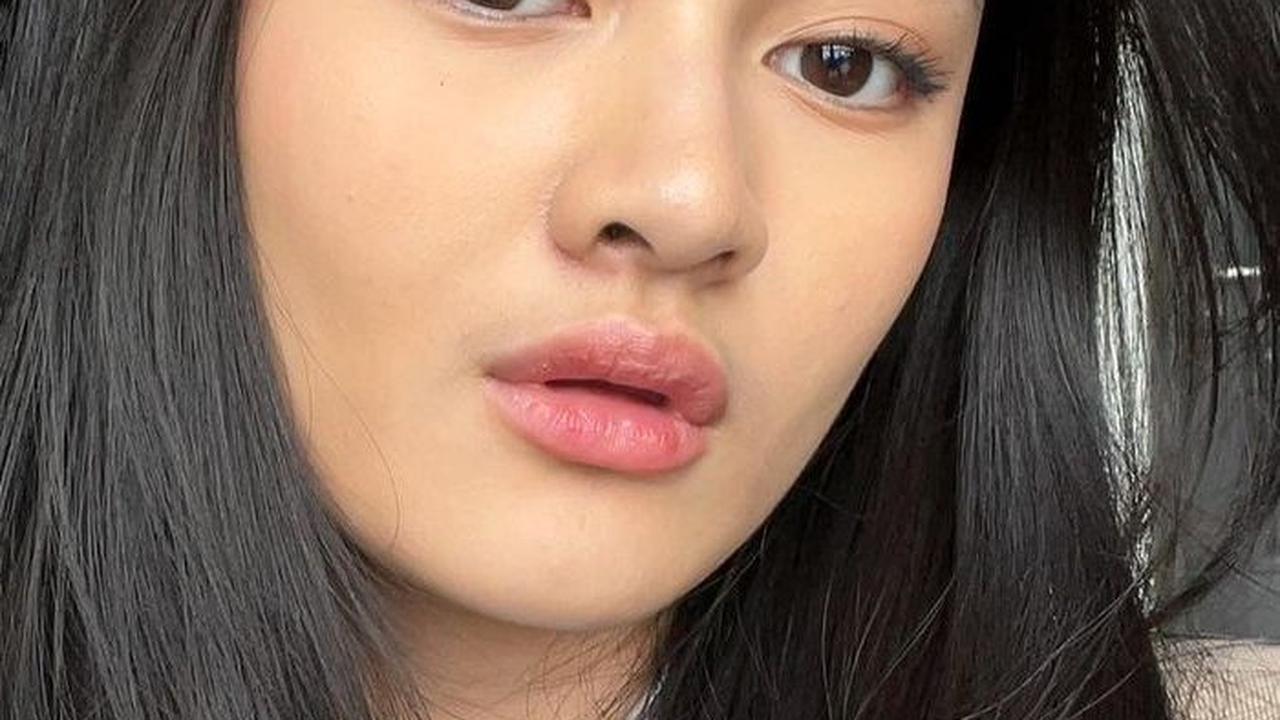 Beginilah salah satu potret terbaru Monstserrat Gizelle yang diunggah di kanal Instagram pribadinya. Gadis yang akrab disapa Gizelle ini tumbuh menjadi remaja cantik dan menawan.