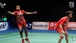 Ganda Campuran Indonesia, Tontowi Ahmad/Liliyana Natsir menahan kok dari Chan Peng Soon/Yen Wei Peck (Malaysia) di Semifinal Indonesia Open 2017, Jakarta, Sabtu (17/6). Tontowi/Liliyana unggul 21-13, 21-14. (Liputan6.com/Helmi Fithriansyah)