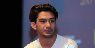 Bagi seorang aktor, tuntutan yang harus dijalani adalah bermain berbagai jenis karakter. Seperti Reza Rahadian, yang selalu berganti karakter di setiap filmnya mengaku bukan tak selektif namun ia akui bahwa film adalah hidupnya. (Deki Prayoga/Bintang.com)