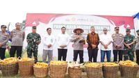 Kapolda Riau Irjen Herry Heryawan saat Panen Raya Jagung Serentak Kuartal III Tahun 2025 di Komplek Balai Benih Induk (BBI) Hortikultura, Jalan Kaharuddin Nasution, Kelurahan Air Dingin, Kecamatan Bukit Raya, Kota Pekanbaru, Sabtu (27/9/2025) (Istimewa)