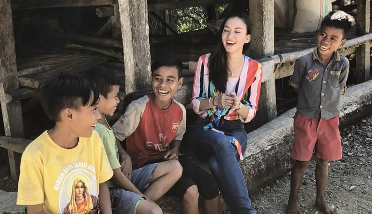 <p>Karina Nadila saat dalam kegiatan sosial di Kampung Adat Praijing, Sumba Barat (sumber: Liputan6.com/IG/@karinadila8921)</p>