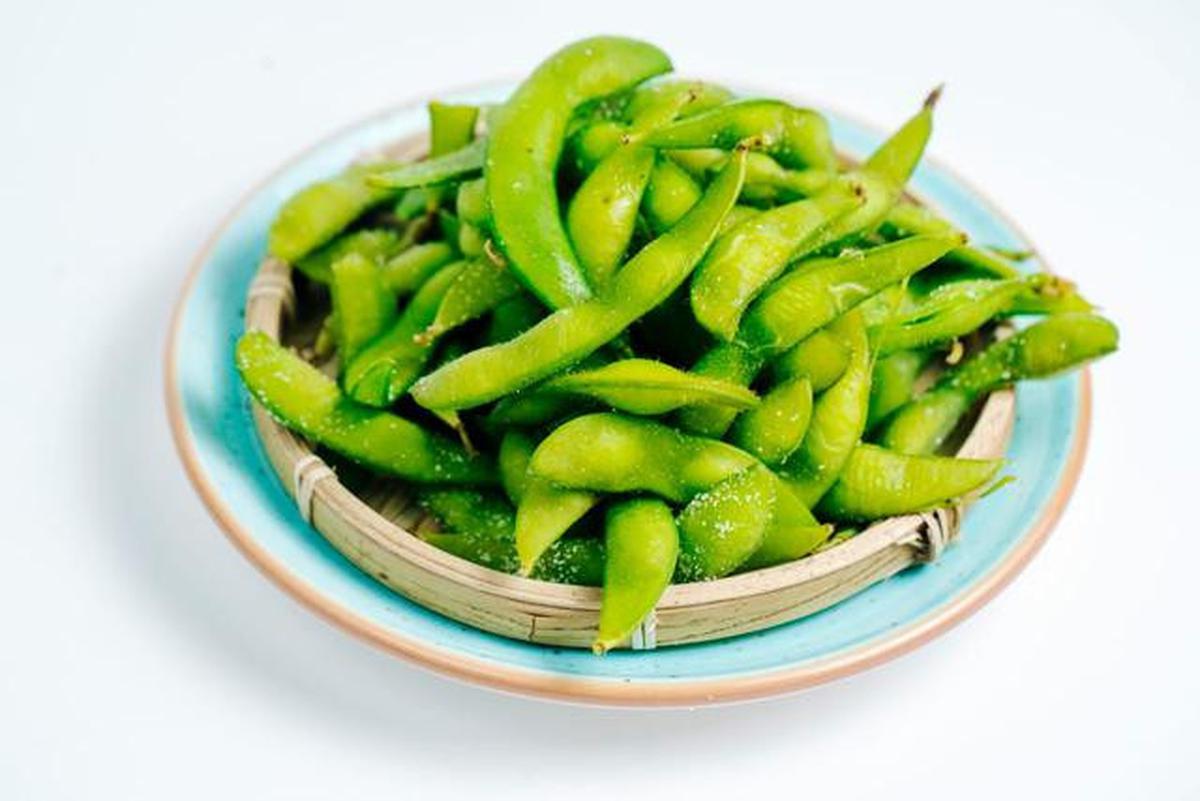 Edamame kaya akan serat dan protein nabati, cocok dinikmati untuk camilan sore.