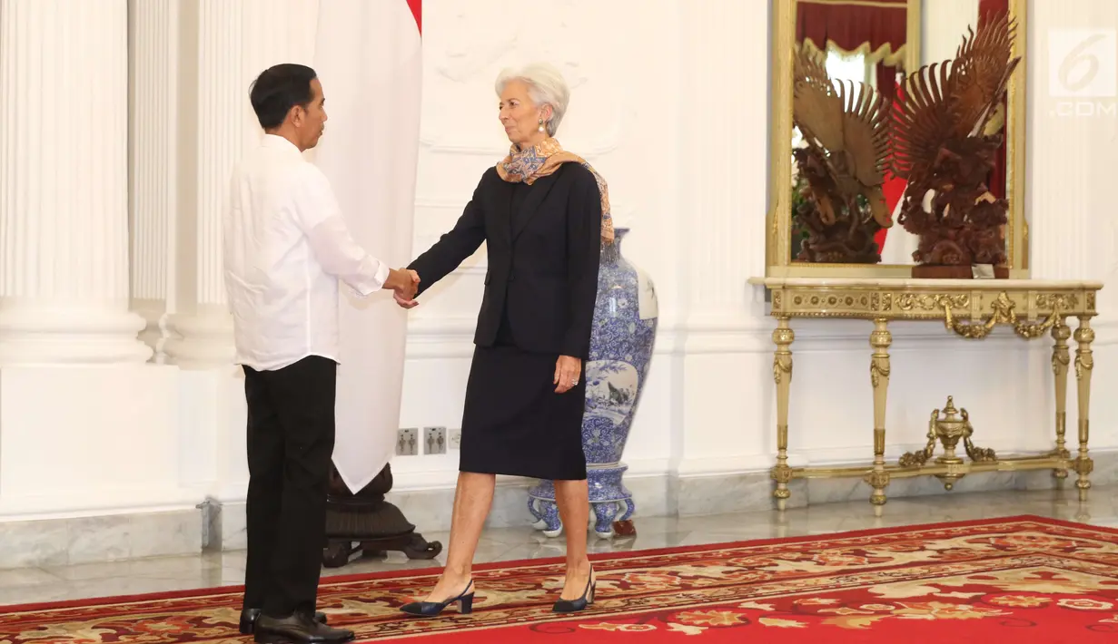 Presiden Jokowi menyambut kedatangan Managing Director IMF Christine Lagarde di Istana Merdeka, Senin (26/2). Dalam kunjungan ke Indonesia kali ini, Lagarde dijadwalkan akan mendatangi sejumlah kota selain Jakarta. (Liputan6.com/Angga Yuniar)