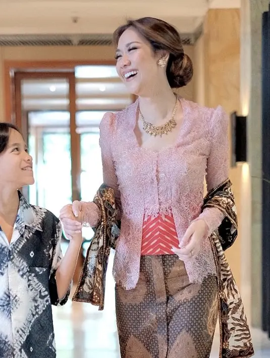Menambah keunikan pada desain kebaya yang dihadirkan, BCL menambahkan aksen lengan puff untuk tampilan kebaya yang lebih unik. [Foto: Instagram/ Bclsinclair]