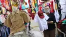 Pedagang memindahkan seragam sekolah baru di salah satu toko di Tangerang, Banten, Selasa (2/6/2020). Menjelang tahun ajaran baru, sejumlah pedagang di tempat tersebut mengeluh karena omzet penjualan seragam sekolah menurun drastis akibat pandemi COVID-19. (Liputan6.com/Angga Yuniar)