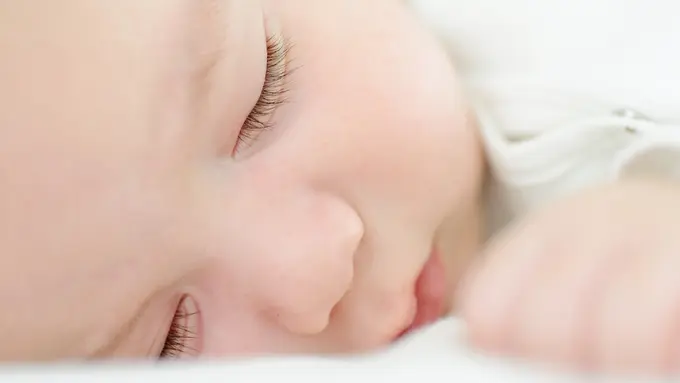 3 Bahan Alami yang Bisa Melentikan Bulu Mata Si Bayi