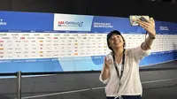 Jurnalis Bola.com, Iqry Widya Mewangi sedang melakukan peliputan dari Media Center Formula E 2023 Jakarta. (Bola.com/Zulfirdaus Harahap)