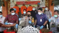 Polresta Denpasar merilis tangkapan dua bandar besar narkoba dan menyita 30 kilogram ganja serta uang tunai sebanyak Rp 227 juta dalam press conference di Mapolresta Denpasar, Bali, Jumat (5/3/2021). (Ist)