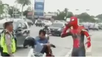 Pengendara harus ditilang polisi karena membawa penumpang tanpa helm di Sisingamangaraja tepatnya di Persimpangan Tritura, Medan.