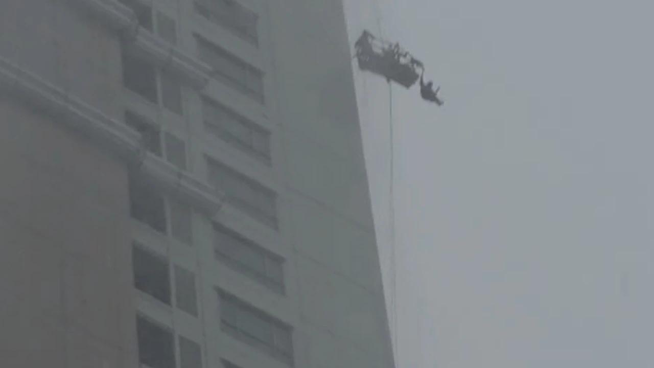 Ngeri, Petugas Pembersih Kaca Naik Gondola Terombang-ambing di Ketinggian Apartemen