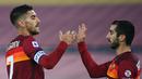 Gelandang AS Roma, Lorenzo Pellegrini, merayakan gol bersama Henrikh Mkhitaryan saat melawan Torino pada laga lanjutan Liga Italia di Stadion Olimpico, Jumat (18/12/2020) dini hari WIB. AS Roma menang 3-1 atas Torino. (AFP/Vincenzo Pinto)