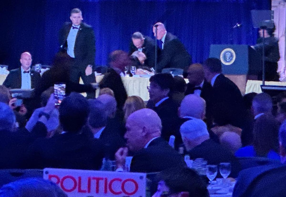 FOTO: Trump Dievakuasi Saat Tembakan Terdengar di Acara WHCA