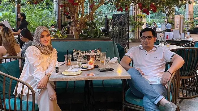 Jarang Tersorot, Ini 6 Potret Manis Tommy Kurniawan dan Sang Istri