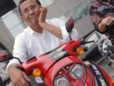 Citizen6, Jakarta: Dirut PLN Dahlan Iskan didampingi Direktur Operasi Indonesia Barat PLN, Moch. Harry Jaya Pahlawan sedang melakukan uji coba kendaraan motor listrik di halaman PLN Kantor Pusat, Jakarta, Jum'at (8/4). (Pengirim: Agus)