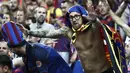 Para supporter Barcelona merayakan kemenangan atas Alaves pada laga final Copa Del Rey di Stadion Vicente Calderon, Madrid, Sabtu (27/5/2017). Barcelona menang 3-1 atas Alaves. (EPA/Mariscal)