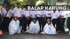 Lomba balap karung lucu digelar pelajar di Solo, pesertanya harus berjalan jongkok dan mengenakan helm, simak liputannya