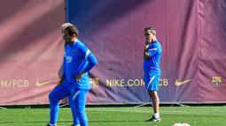 Pelatih sementara Barcelona, Sergi Barjuan (kanan) menyaksikan pemainnya berlatih di Barcelona, Spanyol (1/11/2021). Barcelona akan bertanding melawan Dynamo Kiev pada Grup E Liga Champions di Stadion Olimpiade Kiev. (AFP/Pau Barrena)