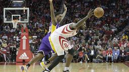Pemain Houston Rockets,  Montrezl Harrell (kanan) mencoba melewati pemain Los Angeles Lakers, Louis Williams (kiri) pada laga NBA di Toyota Center, Houston, (08/12/2016).  (Reuters/Thomas B. Shea-USA TODAY Sports)